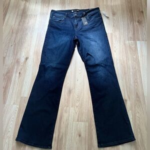 NWT Kut from the KLOTH Natalie Boot cut jeans in size 16s